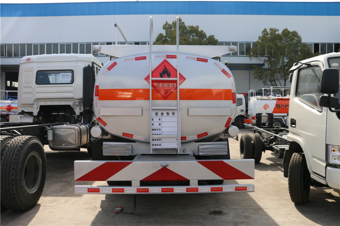 東風(fēng)多利卡8噸加油車