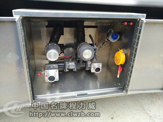 國五東風(fēng)12.5方運(yùn)油車 國五東風(fēng)12.5方運(yùn)油車