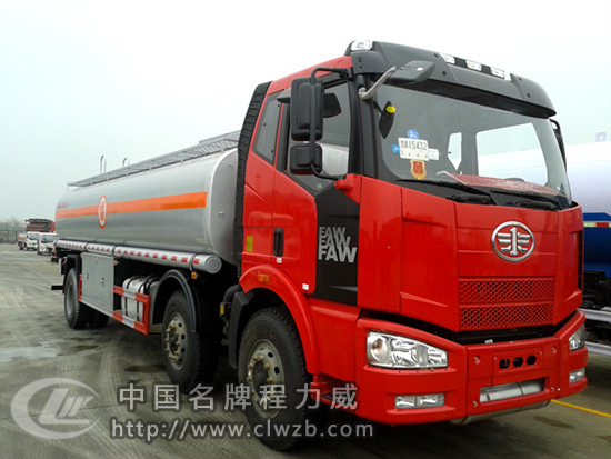國五解放小三軸26方油罐車
