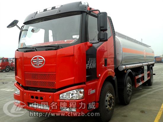 國五解放小三軸26方油罐車