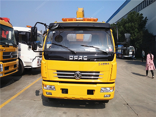 東風多利卡帶吊一拖二清障車