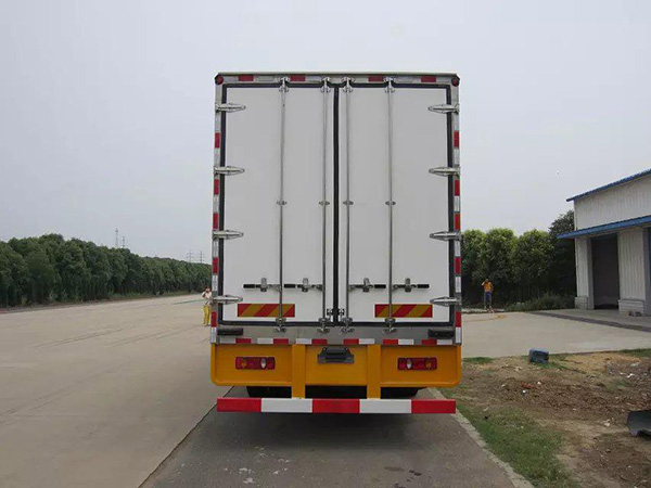 東風天錦6.55米貨廂冷藏車
