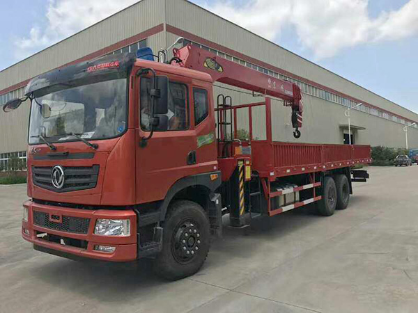 東風(fēng)征夢(mèng)后八輪8.5米隨車吊