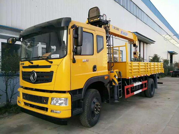 東風征夢6.1米貨廂隨車吊 東風征夢6.1米貨廂隨車吊