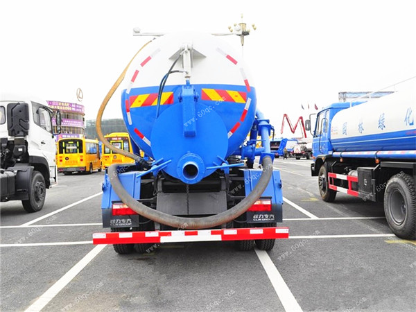 東風多利卡D9吸污車